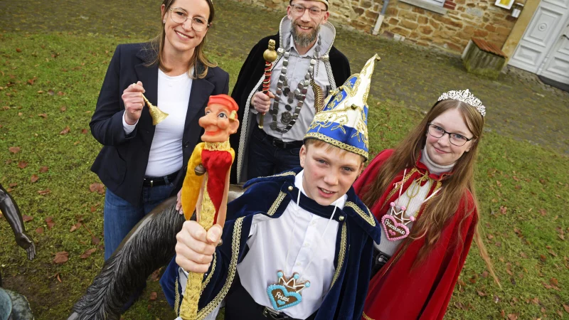 Das "große" Prinzenpaar Nadine II. und Tamer I. Hallacoglu und das Kinderprinzenpaar Levi I. Neuhaus und Meike II. Kaiser freuen sich auf "die schönste Zeit in Kalldorf". - © Nicole Ellerbrake