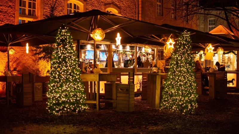 An den Gastro-St&auml;nden auf dem Detmolder Weihnachtsmarkt k&ouml;nnen Besucher in diesem Jahr auch mit dem "Weihnachtsmarkt-Taler" der Werbegemeinschaft bezahlen. - &copy; Archivfoto: Raphael Bartling