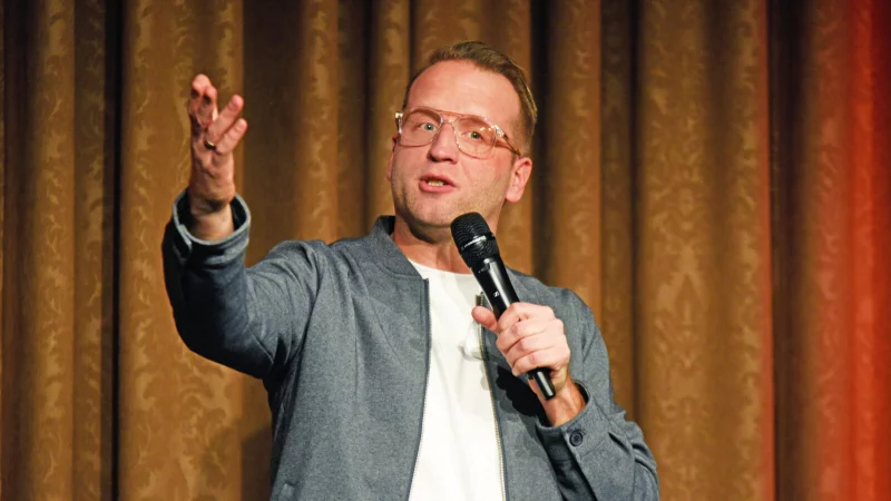 Comedian Benni Stark setzte bei seinem Auftritt in der Detmolder Stadthalle vor allem auf spontane Interaktion mit dem Publikum. - &copy; Nicole Ellerbrake