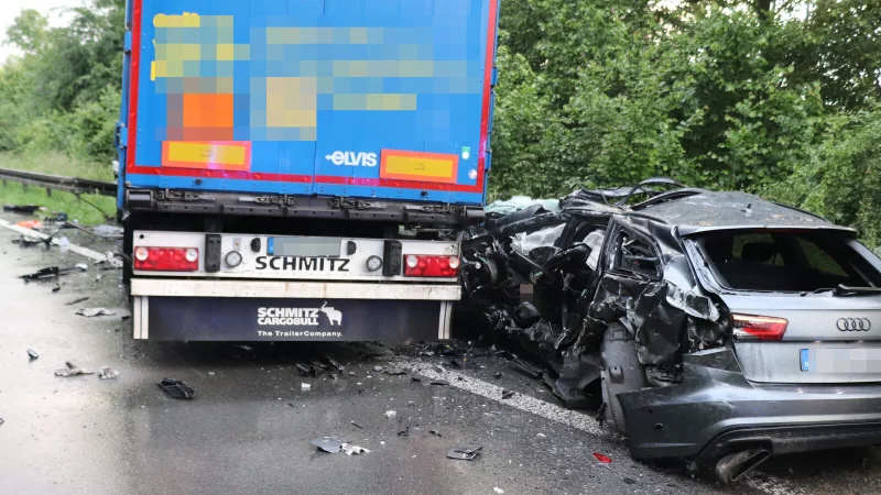Der Audi wurde beim Unfall auf der B252 zwischen Lkw und Leitplanke eingeklemmt. - © Polizei Höxter