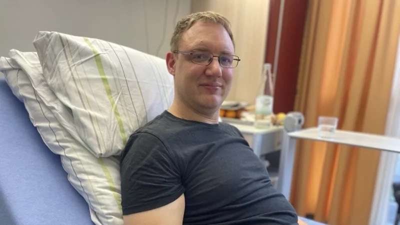 Malte Kindermann (38) liegt derzeit nach einem Unfall mit einer E-Scooter-Fahrerin im Mindener Klinikum. Er macht sich vor allem Sorgen, ob er seine Mobilität wie früher zurückgewinnen kann. MT-Foto: - © Janina Pietruschka