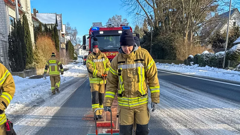 Feuerwerleute streuen die Blomberger Stra&szlig;e ab. - &copy; Feuerwehr Detmold/Phil Offer