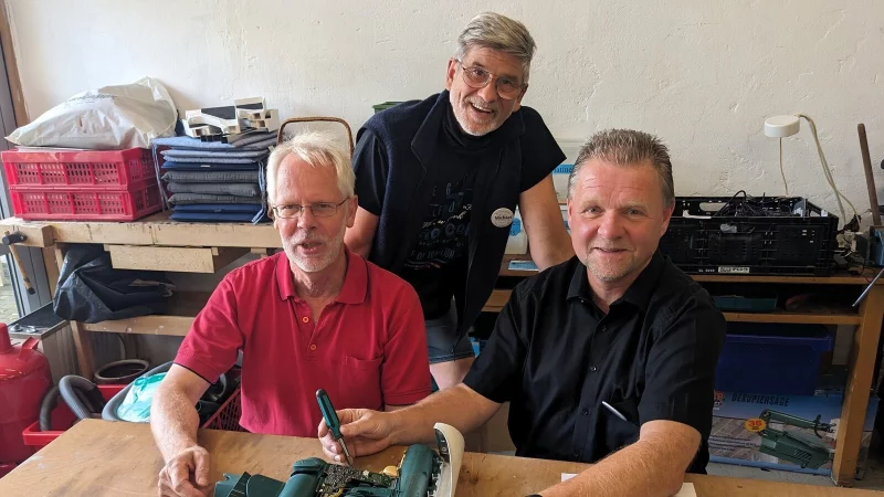 Jörg Burzeja (von links), Michael Watermann und Rainer Okunek im Repair-Café. - © Repair-Café Alte Schmiede