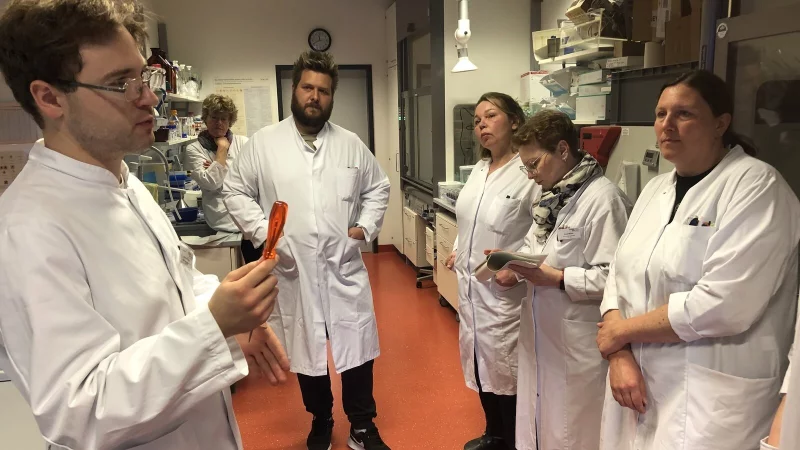 Joshua Kr&ouml;ger erkl&auml;rt Kolleginnen und Kollegen, was es mit der Untersuchung des Schraubendrehers auf sich hat. - &copy; Martin Hostert