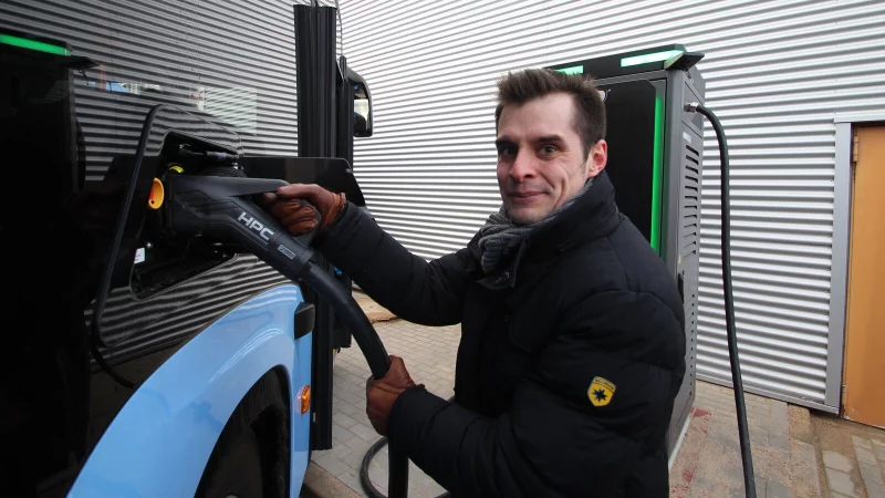 Raphael Kahlert von den Verkehrsbetrieben Extertal (VBE) zeigt auf dem Betriebshof in Lemgo, wie ein neuer E-Bus mit Strom geladen wird. - &copy; Jens Rademacher
