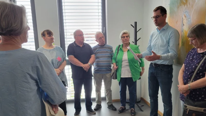 B&uuml;rgermeister Matthias Kalkreuter (Zweiter von rechts) stellt sich dem Gespr&auml;ch mit den Mitgliedern des AWO-Ortsvereins. - &copy; Vasco Stemmer