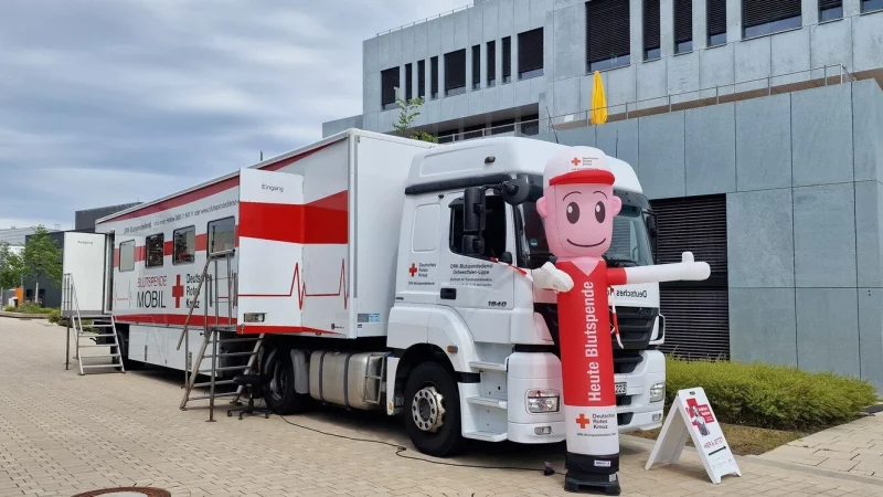 Das Blutspendemobil des DRK im Einsatz an der Technischen Hochschule OWL in Lemgo. - &copy; Bildrechte: DRK