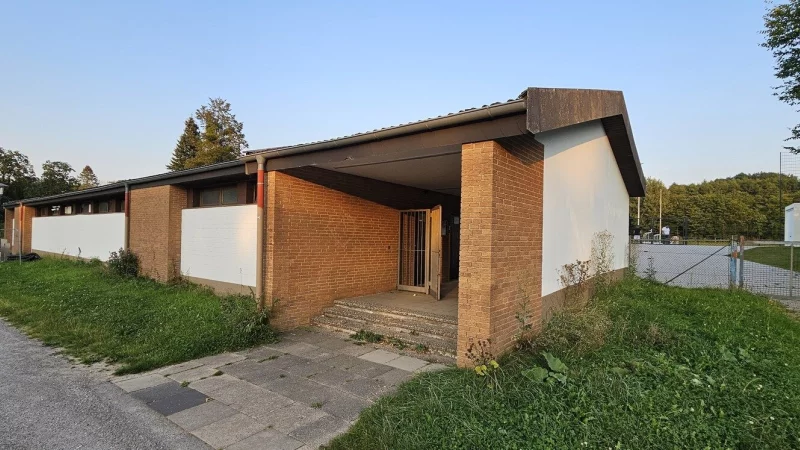 Das Sporthaus am Eggestadion in Horn ist marode. Die Stadt plant deshalb einen Neubau - nun in einer abgespeckten Variante. - &copy; Jost Wolf