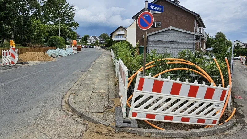 Während an vielen Stellen im Stadtgebiet der Ausbau schon weitgehend abgeschlossen ist, muss an anderen Orten, wie hier im Elmarweg, die Glasfaser noch verlegt werden. - © Jost Wolf