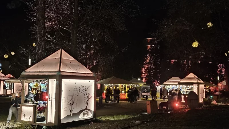 Der Detmolder Weihnachtsmarkt auf dem Schlossplatz. - &copy; Jost Wolf