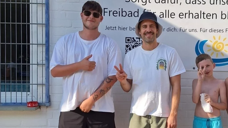 Inkognito und doch erkannt: Max Giesinger (Mitte) macht nach seinem Batzebesuch noch ein Foto mit Bademeister Cedrik Koring und Keke Schmitt (9). - &copy; Kathi Schmitt