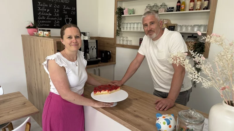 Anastasia und Heinrich Enns in ihrem Café am Bahnhof Sylbach. - © Sandra Castrup