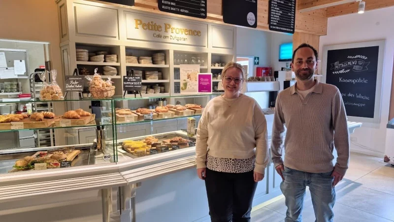 Luise Nolte (Teamleiterin Marketing) und Gesch&auml;ftsf&uuml;hrer Govinda Meyer erkl&auml;ren, was es mit der Schlie&szlig;ung des Caf&eacute;s auf sich hat. - &copy; Lorraine Brinkmann