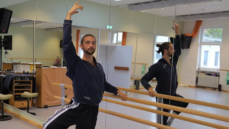 Levin Mischel sagt, dass viele m&auml;nnliche Talente dem Ballett verloren gehen, weil es als "M&auml;dchensache" abgetan wird. - &copy; Thomas Kr&uuml;gler