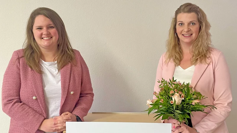 Sabrina Zientek, Regionalgesch&auml;ftsf&uuml;hrerin Ameos West (links) und Lara Sterwald. Krankenhausdirektorin Ameos Klinikum Bad Salzuflen - &copy; Ameos