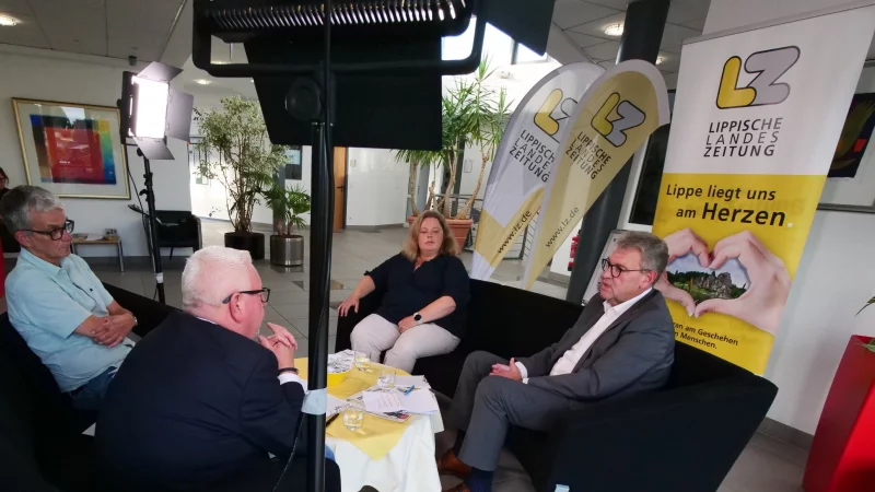 Martin Hostert (von links) und LZ-Chefredakteur Dirk Baldus f&uuml;hlen Ilka Kottmann und Meinolf Haase auf den Zahn. - &copy; J&ouml;rg Hagemann