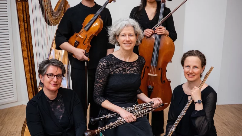 Laden zur "Musik für Spaziergänger": Gerdie Broeksma (Harfe), Yu-Chi Hua (Viola), Magdalena Bäz (Flöte), Soojin Byun (Violoncello) und Andrea Müller (Oboe/Englischhorn, von links). - © Bildrechte: Kirchengemeinde Bergkirchen