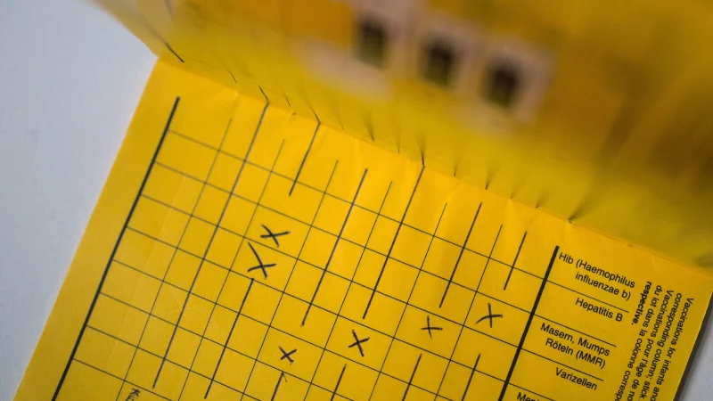 Es gibt mehrere Impfstoffe gegen Meningokokken, weil es verschiedene Serogruppen gibt. Kinder sollten mindestens gegen Meningokokken B und C geimpft sein. - &copy; picture alliance / Sophia Kembowski/dpa