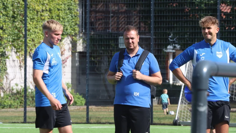 Kariem Moussa (Mitte), Trainer des SVE Jerxen-Orbke. - &copy; Sebastian Lucas