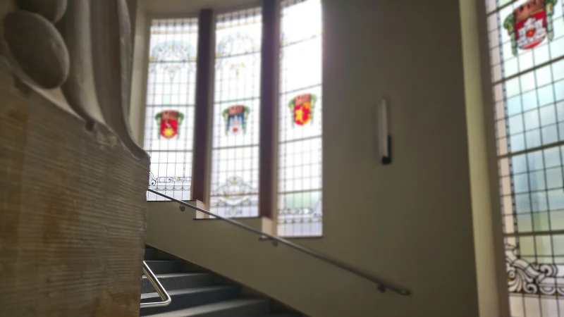 Ein ehemaliger Mitarbeiter der Stadt Lage hat zigfach vorget&auml;uscht, Gelder f&uuml;r st&auml;dtische Anschaffungen zu nutzen - und in Wirklichkeit teure E-Gitarren und Handys f&uuml;r private Zwecke bestellt. Vor dem Sch&ouml;ffengericht am Amtsgericht Detmold wirkt der angeklagte Lagenser gel&auml;utert. - &copy; Janet K&ouml;nig