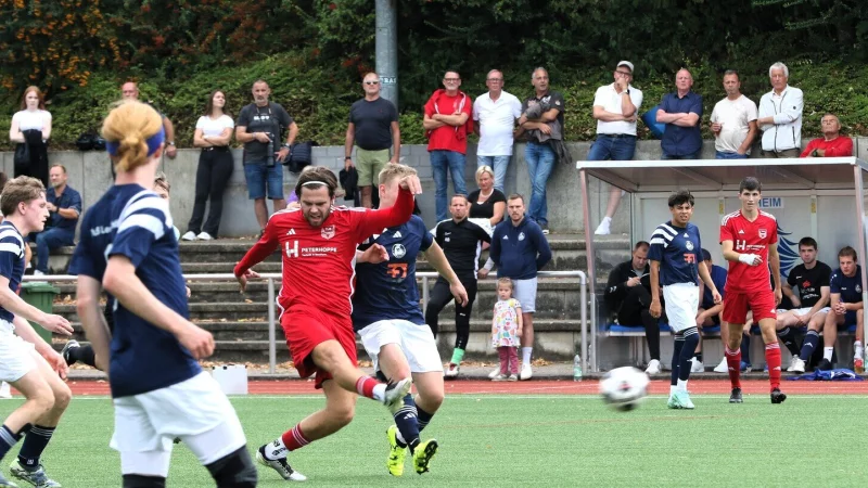 Lippereihes Timo Latussek versucht es mit einem Schuss aus Distanz - ohne Erfolg. - &copy; Oliver K&ouml;nig