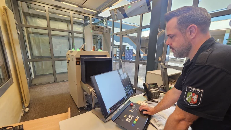 Einfach so reinlaufen ist nicht: Wer ins Landgericht m&ouml;chte, muss an der Sicherheitsschleuse vorbei. Hier geht es wie am Flughafen durch den Metalldetektor. Auch Taschen und Rucks&auml;cke werden von den Justiz-Wachmeistern gescannt. - &copy; Janet K&ouml;nig