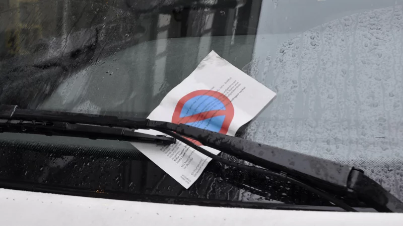 Ein Strafzettel auf einer nassen Windschutzscheibe sorgt in Bad Meinberg f&uuml;r Diskussionen &uuml;ber Parkverbot und Kontrollen beim Bauernmarkt. - &copy; Symbolbild: preisvergleich.de
