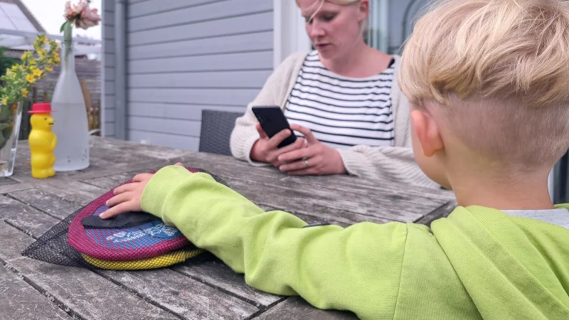 Die Mutter macht es vor: Dass es in diesem Fall für sie wichtiger ist, Nachrichten zu checken, als mit dem Sohn zu spielen, zeigt diesem, wie spannend so ein Handy sein muss. - © Symbolbild: Carolin Brokmann-Förster