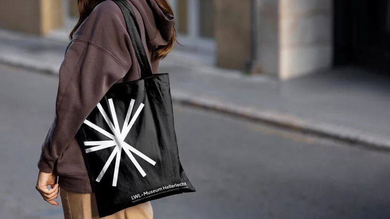 So könnte ein Umhängebeutel mit dem Logo des LWL-Museums Hellerlecht aussehen. - © studio tülü