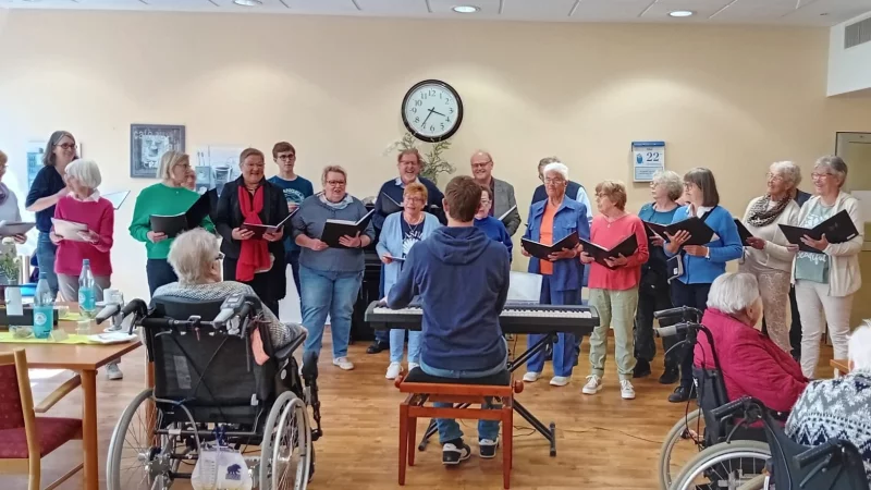 Der gemischte Chor Leopoldstal erfreut die Bewohner der Seniorenresidenz "Am Rosengarten" in Bad Meinberg mit seinem Gesang. - © Gemischter Chor Leopoldstal
