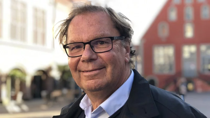 Dr. Harald Pohlmann, langjähriger Mehrheitsführer im Lemgoer Stadtrat, soll für sein Engagement das Bundesverdienstkreuz bekommen. Der Landesvater lässt es sich nicht nehmen, und nimmt die Ehrung höchstselbst vor. - © Till Brand