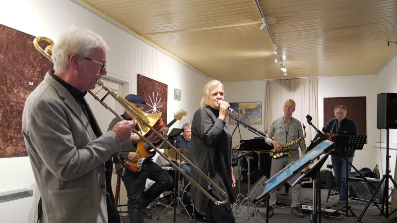 Jazz zwischen den Jahren mit den "Blue Dolphins" im Obernkrug. Mit dabei (von links) Paul Wesseler, Claus Roeske, Axel Czypionka, Heike Kr&ouml;ckel, Axel Benning (verdeckt), Dirk Sievert und Andreas Pepping. - &copy; Thomas Kr&uuml;gler