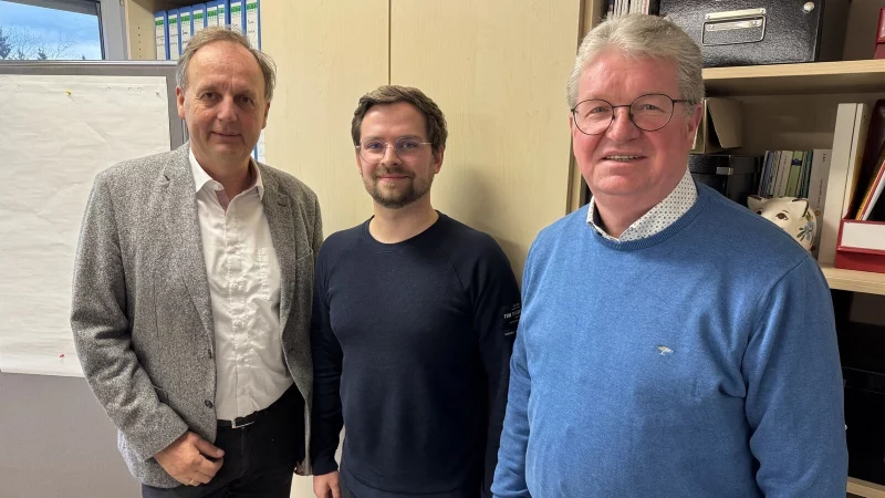 Volker Heuwinkel (von links, CDU) sowie Robin Meier und Frank Sommerfeld im SPD-Fraktionsb&uuml;ro an der Benzstra&szlig;e. - &copy; Sven Kienscherf