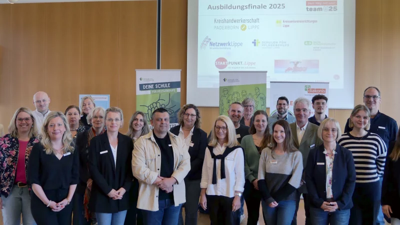 Die Mitarbeiter des Jobcenters sowie Ausbildungsberaterinnen und -berater der mitwirkenden Netzwerkpartner des Ausbildungsfinales. - © Jobcenter Lippe