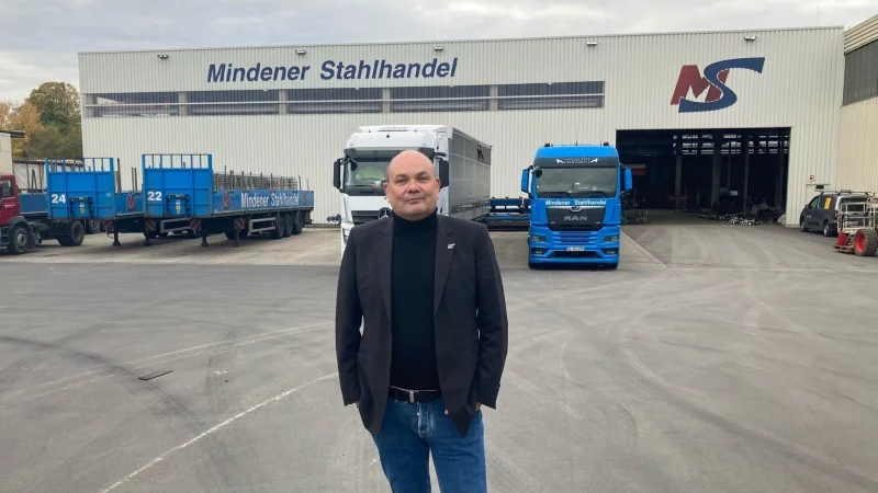 Frank H&auml;germann, gesch&auml;ftsf&uuml;hrender Gesellschafter, am Standort in Herford vor der neuen Halle. - &copy; Jobst L&uuml;deking