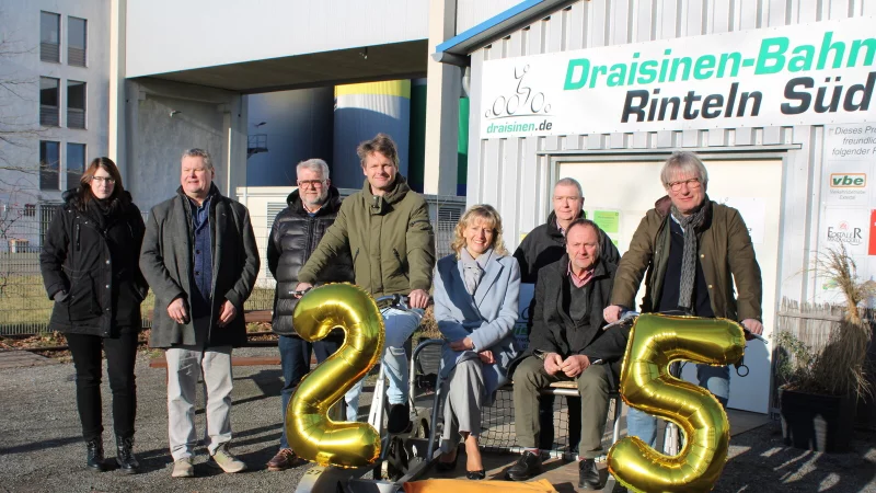Kathrin Schumacher (Touristikzentrum Westliches Weserbergland), Thomas Gieselmann (Pro Rinteln), Jan Wisomiersky, Niklas Koormann (beide Lippe Tourismus und Marketing), Rintelns B&uuml;rgermeisterin Andrea Lange, Hubertus Fricke (Extertaler K&auml;mmerer), Sven Oehlmann (Gesch&auml;ftsf&uuml;hrer vbe) und Jochen Kleinebenne (Patria) freuen sich, dass im Jubil&auml;umsjahr der erste Teil des neuen Fuhrparks kommen wird. - &copy; Lorraine Brinkmann
