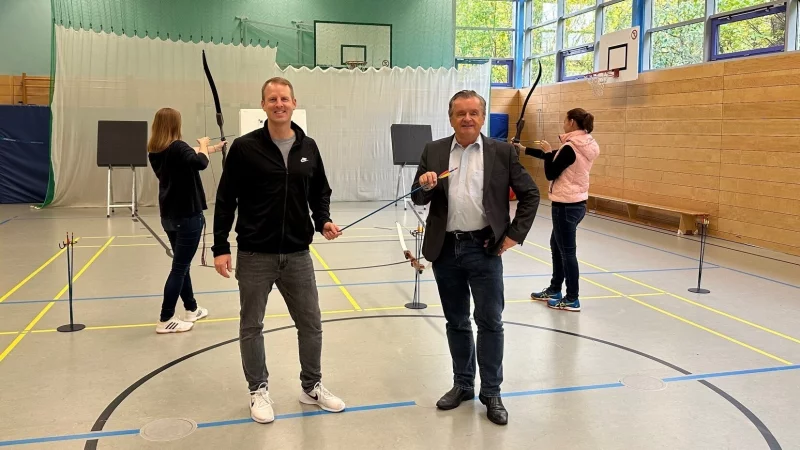 Schulleiter Stefan Schreckenberg-Lux (links) und Chefarzt Dr. Dr. Ulrich Preu&szlig; freuen sich &uuml;ber das neue Angebot. - &copy; Schule im Klinikum/Kreis Lippe