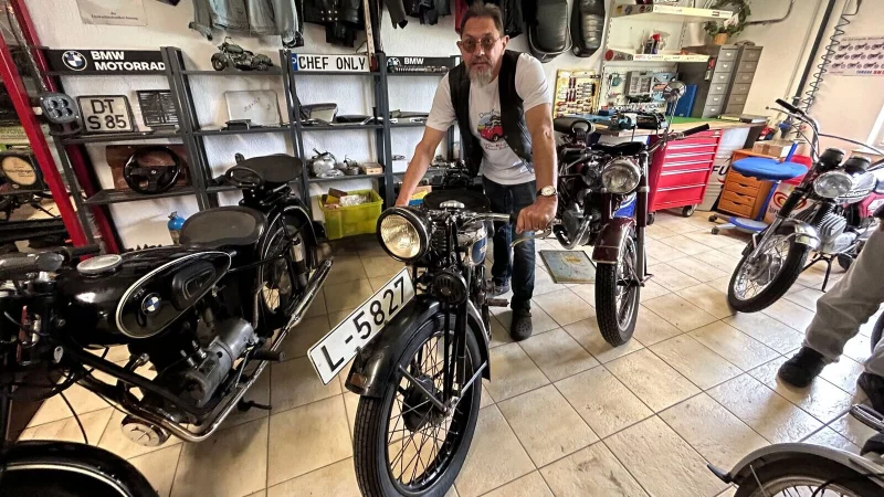 Oldtimer-Fan Klaus Siekmann mit der Triumph, Baujahr 1930. - © Lutz Reineke
