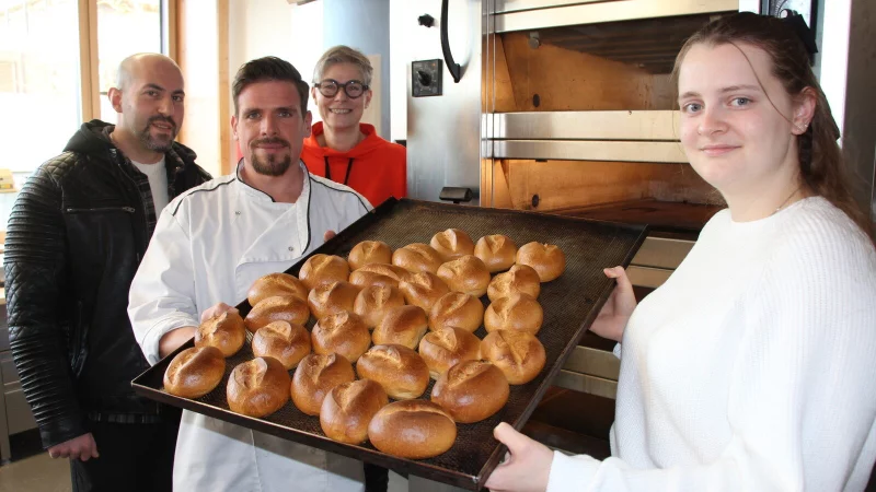 Omar Kasem (links) und Joceline Gro&szlig;e (rechts) waren in Norditalien, um das dortige Backhandwerk kennenzulernen. Das Projekt initiiert und begleitet wurde von Fachlehrer Adrian Kr&uuml;ger und Erasmus-Beauftragter Monika Schackmar. - &copy; Till Brand