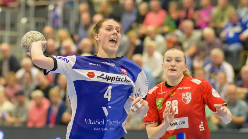 Selbst Cara Reuthal von Union Halle-Neustadt ist erstaunt, mit welcher Wucht Blombergs Andrea Jacobsen zum Torwurf kommt. - &copy; Egon Penner