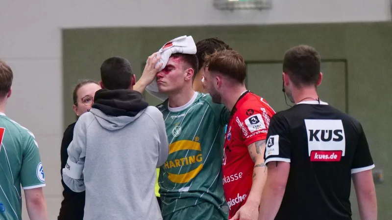 Da tut schon das Zuschauen weh: Hark Hansen erkundigt sich bei dem am Kopf blutenden Lasse Franz. - &copy; J&ouml;rg Hagemann