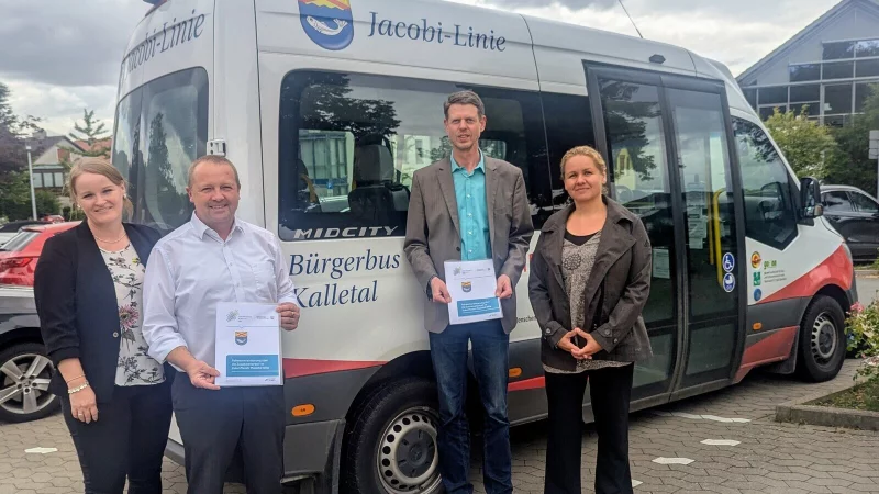 Die Gemeinde Kalletal verl&auml;ngert ihre Mitgliedschaft im Zukunftsnetz Mobilit&auml;t NRW. Dar&uuml;ber freuen sich Linda Waldeyer (Mobilit&auml;tsmanagement OWL), B&uuml;rgermeister Mario Hecker, Marcus Heidebrecht (Zukunftsnetz Mobilit&auml;t NRW) und Fachbereichsleiterin Planen und Bauen, Ewa Hermann (von links). - &copy; Gemeinde Kalletal