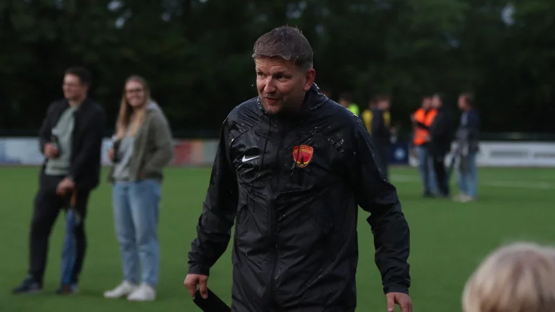 Bierdusche: Post-Trainer Andre Schröder ist pitschnass. - © Sebastian Lucas