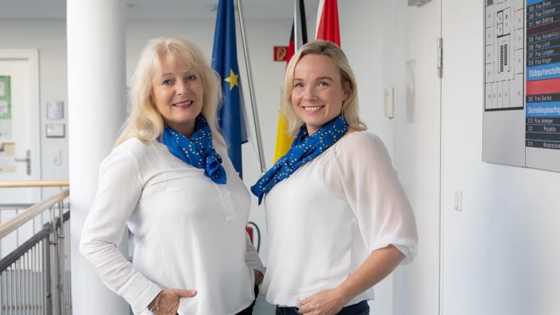 Team Europa: Bei ihnen laufen die Fäden zusammen, wenn es um Kontakte in die Partnerstädte Detmolds geht: Martina Gurcke (links) und Gabi Knittel vom Team Europa der Stadt Detmold. - © Stadt Detmold