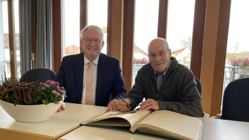 Bodo Diekmann (rechts) tr&auml;gt sich im Beisein von B&uuml;rgermeister Thomas Katzer ins Goldene Buch der Gemeinde ein. - &copy; Cordula Gr&ouml;ne