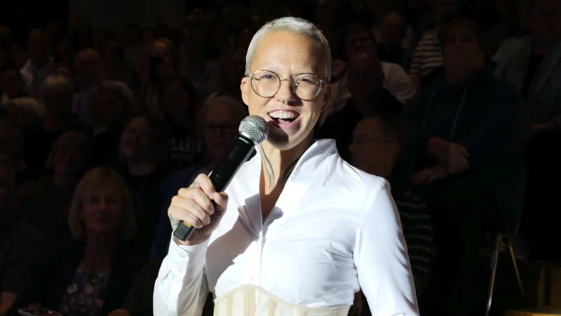 Stefanie Heinzmann sprengte mit dem "Takeover!"-Ensemble Grenzen zwischen Klassik, Soul und Pop in der Stadthalle. &Uuml;berraschend zog sie aus dem Publikumsraum auf die B&uuml;hne. - &copy; Thomas Kr&uuml;gler