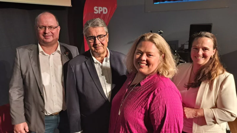 Arne Brand (stellvertretender Vorsitzender SPD Lippe, von links), Sigmar Gabriel, Landratskandidatin Ilka Kottmann und Katrin Freiberger (Vorsitzende SPD Lippe) bei der Podiumsdiskussion in Detmold. - &copy; Carolin Brokmann-F&ouml;rster