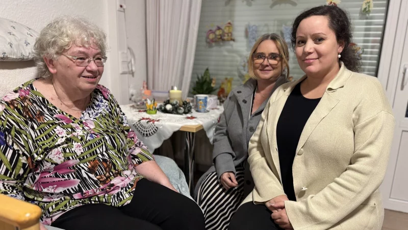 Die Initiatorinnen Jasmin L&uuml;hring und Michaela Helmig (von rechts) zu Besuch bei Marianne Karbstein, die das Projekt "Weihnachtsfamilie" richtig toll findet. - &copy; Sandra Castrup
