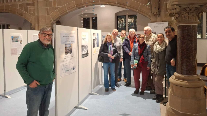 Eine Besuchergruppe schaut sich die Ausstellungsst&uuml;cke in der Christuskirche an. - &copy; Ataullah Zulfacar