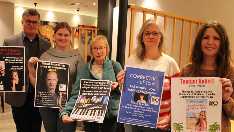 Michael und Madeleine Biermann (von links), Elisabeth Varnholt und Sabine Budde (alle F&ouml;rderverein) stellen mit B&uuml;chereileiterin Eva-Maria Allert das Programm f&uuml;r das kommende Jahr vor. - &copy; Lorraine Brinkmann